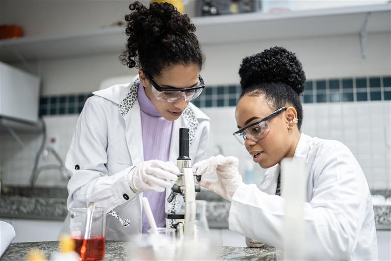 2 women in lab